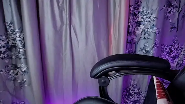 SexyAndHottie online show from June 6, 4:39 am