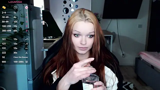 Snapshot of illililliilli chatting on March 8, 10:11 am illililliilli online show from March 8, 10:11 am