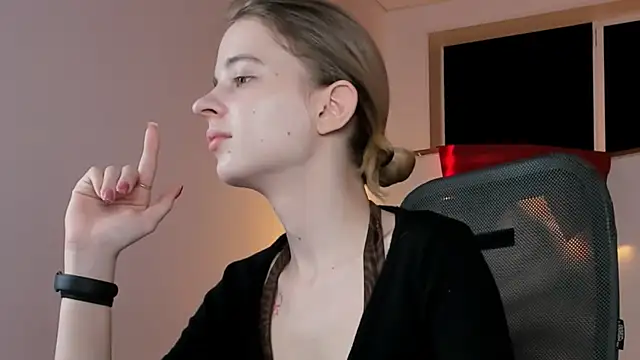 TinaDavil online show from February 9, 1:15 pm