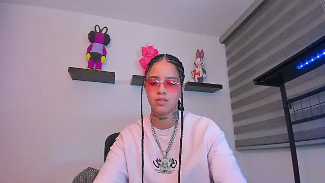 Gangster Girl online show from December 23, 4:10 am