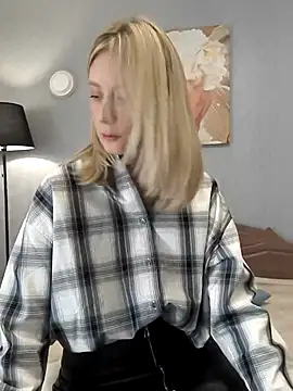 Snapshot of AvelinaLeoni chatting on April 6, 6:58 am AvelinaLeoni online show from April 6, 6:58 am