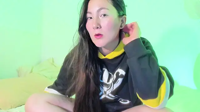 Elle Lee  online show from March 17, 6:21 pm