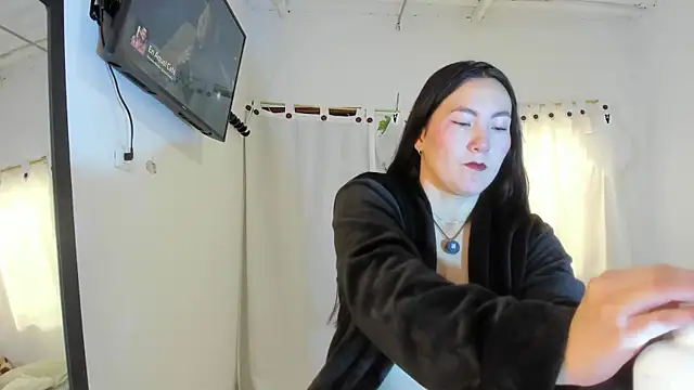 Elle Lee  online show from October 7, 2:47 pm