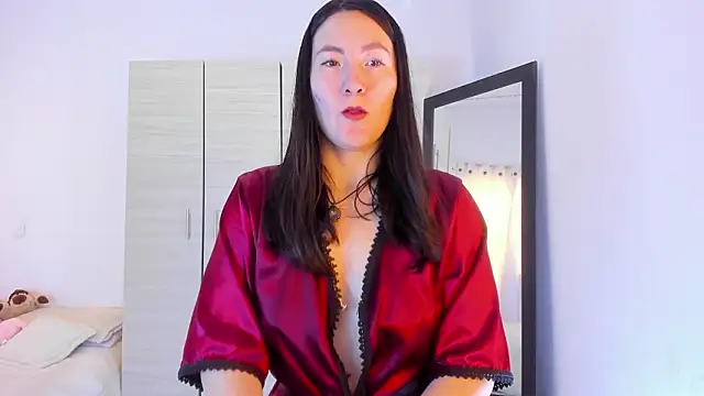 Elle Lee  online show from February 3, 4:01 pm