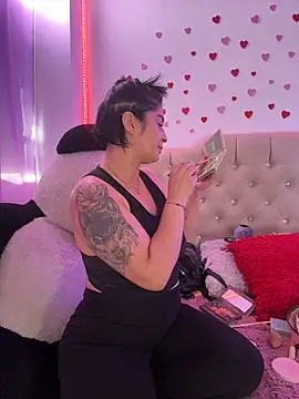 karenlennox1 online show from March 8, 8:45 pm