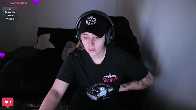 bonnie moon  online show from April 18, 9:04 pm