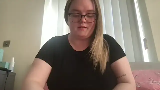 honeyyy24 online show from April 24, 5:26 pm