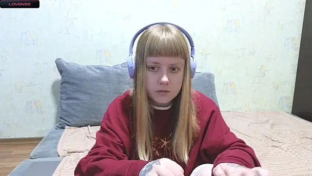 Snapshot of June_shy0 chatting on June 3, 8:17 am June shy0 online show from June 3, 8:17 am