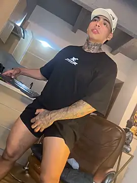 Snapshot of Dominiofit chatting on November 11, 2:55 am Dominiofit online show from November 11, 2:55 am