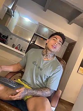 Snapshot of Dominiofit chatting on November 17, 1:22 am Dominiofit online show from November 17, 1:22 am