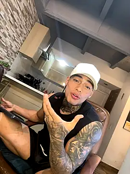 Snapshot of Dominiofit chatting on November 21, 12:32 am Dominiofit online show from November 21, 12:32 am