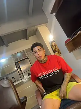 Snapshot of Dominiofit chatting on December 18, 1:44 am Dominiofit online show from December 18, 1:44 am