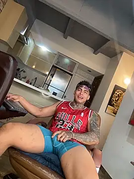 Snapshot of Dominiofit chatting on December 19, 10:06 pm Dominiofit online show from December 19, 10:06 pm