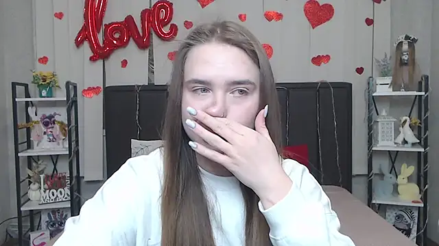 LauraHlot online show from February 9, 6:45 pm