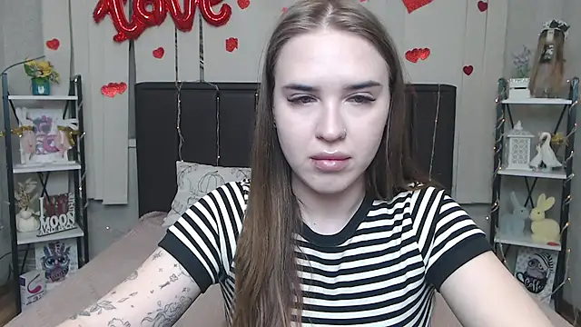 LauraHlot online show from April 7, 6:03 am