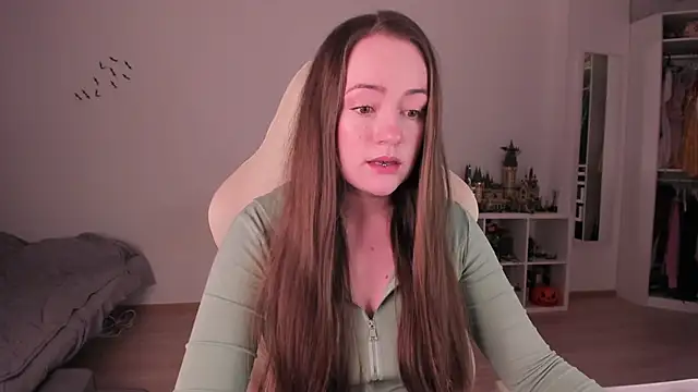 Snapshot of WalkingGirl chatting on December 2, 4:57 pm WalkingGirl online show from December 2, 4:57 pm