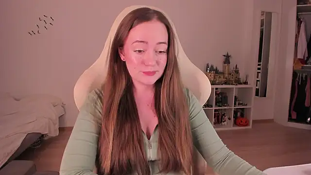 Snapshot of WalkingGirl chatting on December 13, 8:47 pm WalkingGirl online show from December 13, 8:47 pm