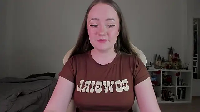 Snapshot of WalkingGirl chatting on February 17, 10:38 pm WalkingGirl online show from February 17, 10:38 pm