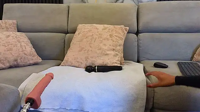 anellejones online show from March 7, 7:44 pm