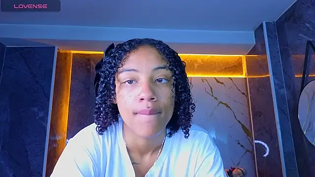 Snapshot of Violeth_b chatting on June 27, 1:28 pm Violeth b online show from June 27, 1:28 pm