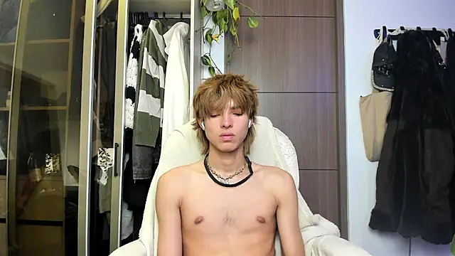 Snapshot of santy-kitty chatting on February 27, 6:50 am santy-kitty online show from February 27, 6:50 am