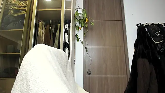 Snapshot of santy-kitty chatting on March 2, 3:24 am santy-kitty online show from March 2, 3:24 am