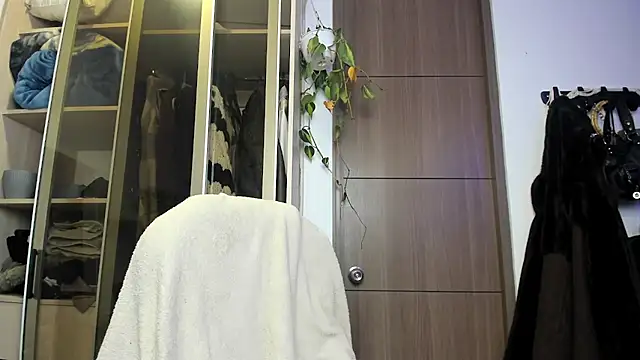 Snapshot of santy-kitty chatting on March 4, 5:53 am santy-kitty online show from March 4, 5:53 am