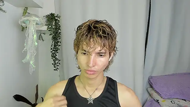 Snapshot of santy-kitty chatting on October 12, 1:15 am santy-kitty online show from October 12, 1:15 am