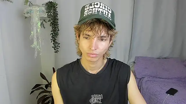 Snapshot of santy-kitty chatting on October 15, 1:06 am santy-kitty online show from October 15, 1:06 am