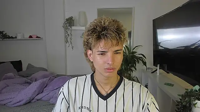 Snapshot of santy-kitty chatting on October 28, 1:09 am santy-kitty online show from October 28, 1:09 am