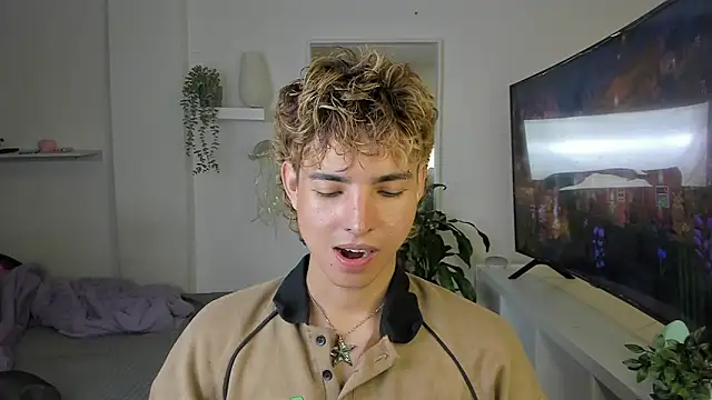 Snapshot of santy-kitty chatting on November 9, 1:48 am santy-kitty online show from November 9, 1:48 am