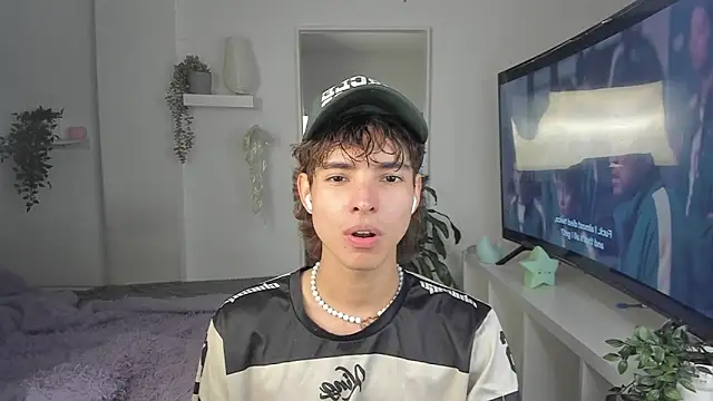 Snapshot of santy-kitty chatting on December 3, 3:47 am santy-kitty online show from December 3, 3:47 am