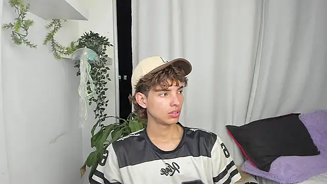 Snapshot of santy-kitty chatting on January 11, 1:10 am santy-kitty online show from January 11, 1:10 am