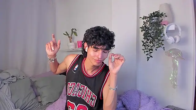 Snapshot of santy-kitty chatting on February 14, 1:46 am santy-kitty online show from February 14, 1:46 am