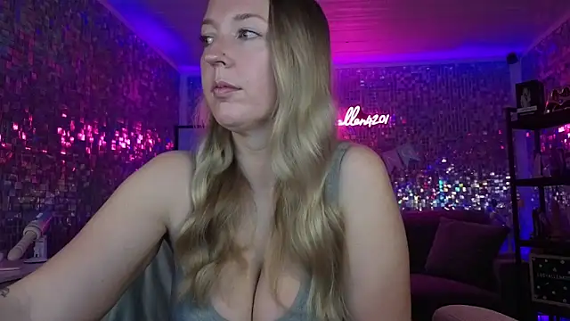 lucyallen4201 online show from April 15, 10:22 am