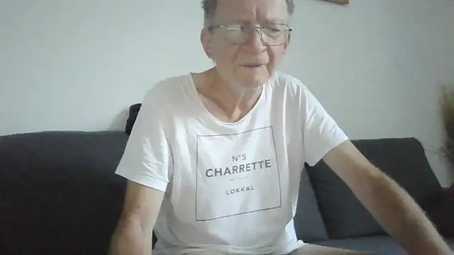Snapshot of naturiste974 chatting on June 15, 4:36 am naturiste974 online show from June 15, 4:36 am