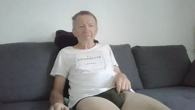 Snapshot of naturiste974 chatting on June 16, 4:48 am naturiste974 online show from June 16, 4:48 am