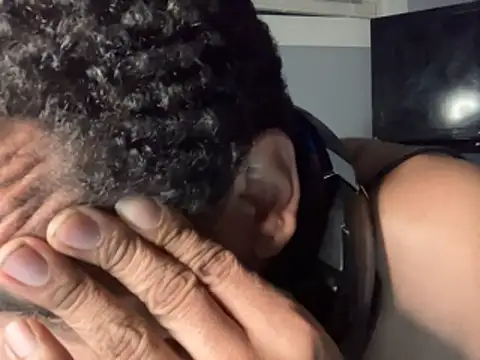 Snapshot of Tjskigh chatting on February 19, 11:01 pm Tjskigh online show from February 19, 11:01 pm