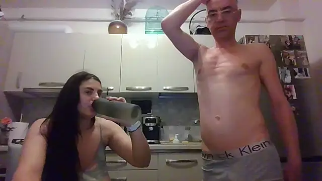 Snapshot of cuplu29 chatting on June 7, 9:18 pm cuplu29 online show from June 7, 9:18 pm