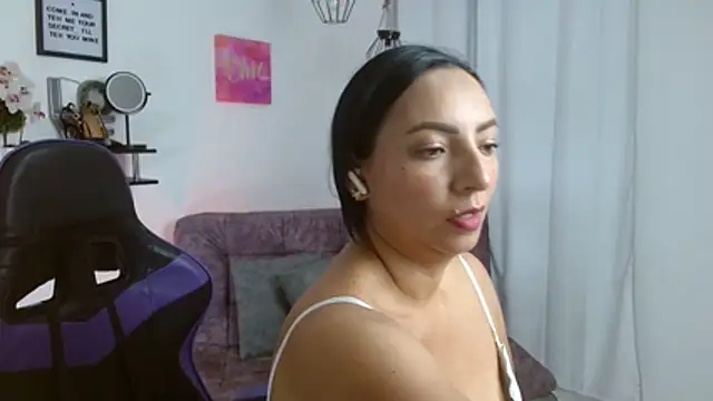 Emmi Cam online show from July 27, 1:07 pm