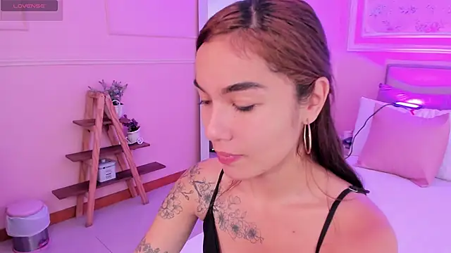 Snapshot of scarlet_castro chatting on February 27, 4:51 pm scarlet castro online show from February 27, 4:51 pm