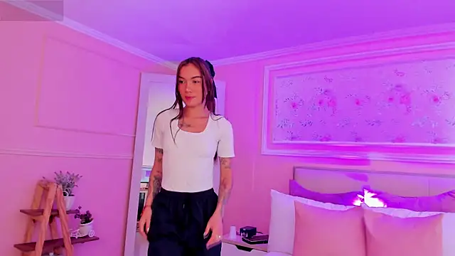 Snapshot of scarlet_castro chatting on March 2, 4:36 pm scarlet castro online show from March 2, 4:36 pm