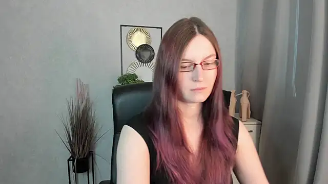 emmaxDelight online show from April 10, 5:45 am