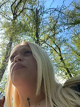 KimPoshhh online show from April 19, 8:35 am