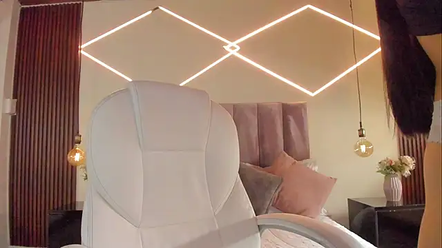 BellaClaiir online show from December 18, 2:34 pm