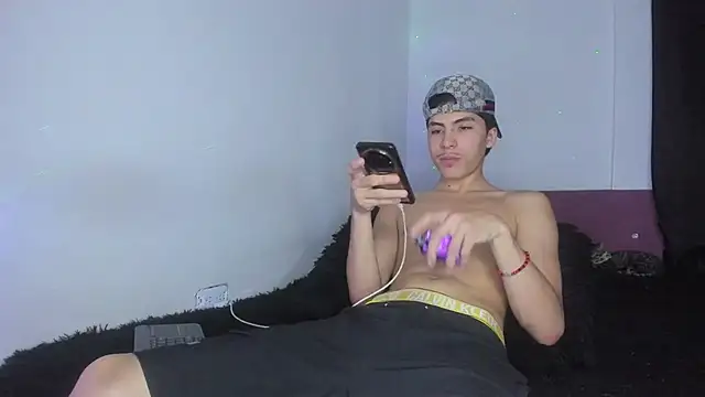 Snapshot of HeellBoy_ chatting on June 12, 10:19 pm HeellBoy online show from June 12, 10:19 pm