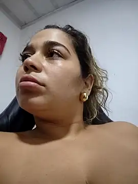 LaurenWelly  online show from March 1, 12:01 am