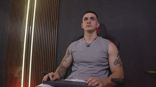 JacksonOlsenn online show from April 6, 8:43 pm