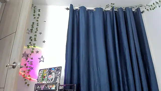 Snapshot of AlyRoses chatting on January 12, 1:11 am AlyRoses online show from January 12, 1:11 am