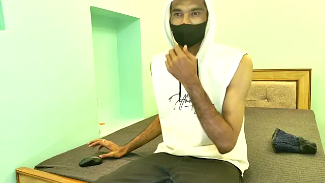 Snapshot of Habibi_big_b chatting on February 13, 12:34 pm Habibi big b online show from February 13, 12:34 pm